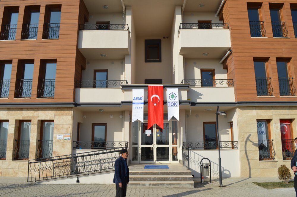 Elazığ'da depremzedeler için yapılan yeni konutlarda yaşam başladı