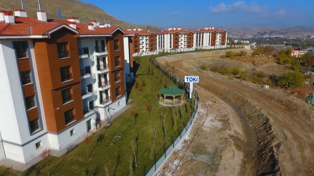 Elazığ'da depremzedeler için yapılan yeni konutlarda yaşam başladı