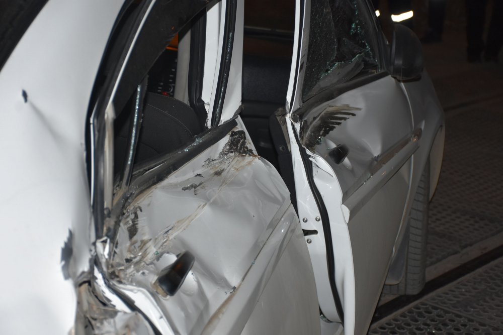 Lokomotif, hemzemin geçitte otomobile çarptı