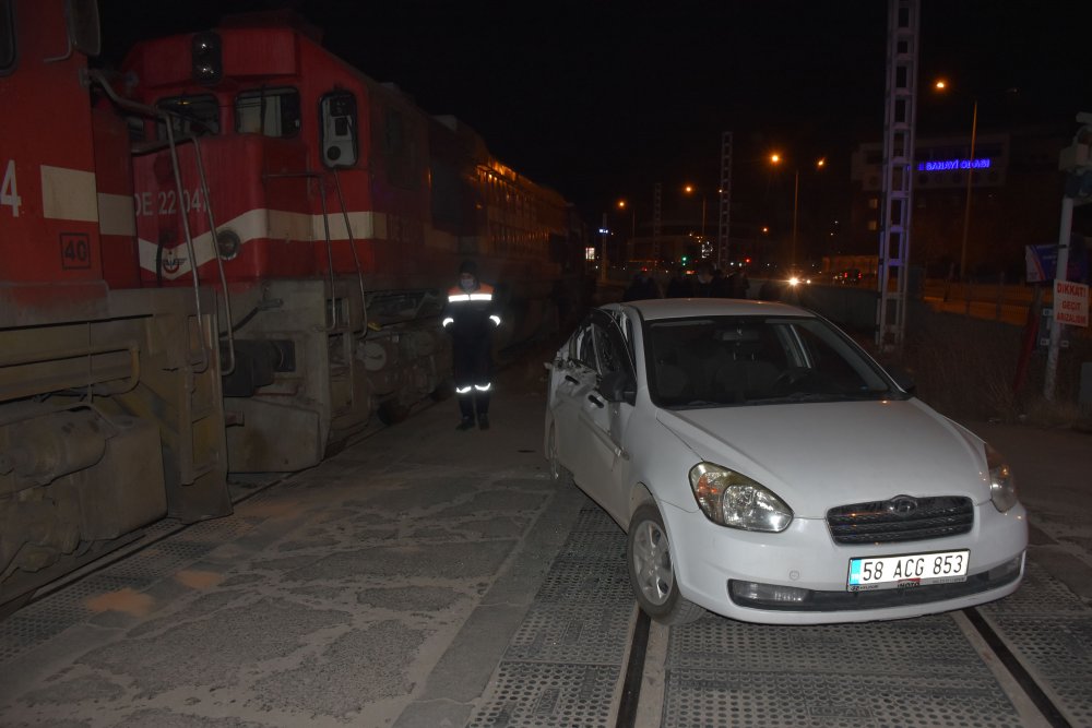 Lokomotif, hemzemin geçitte otomobile çarptı