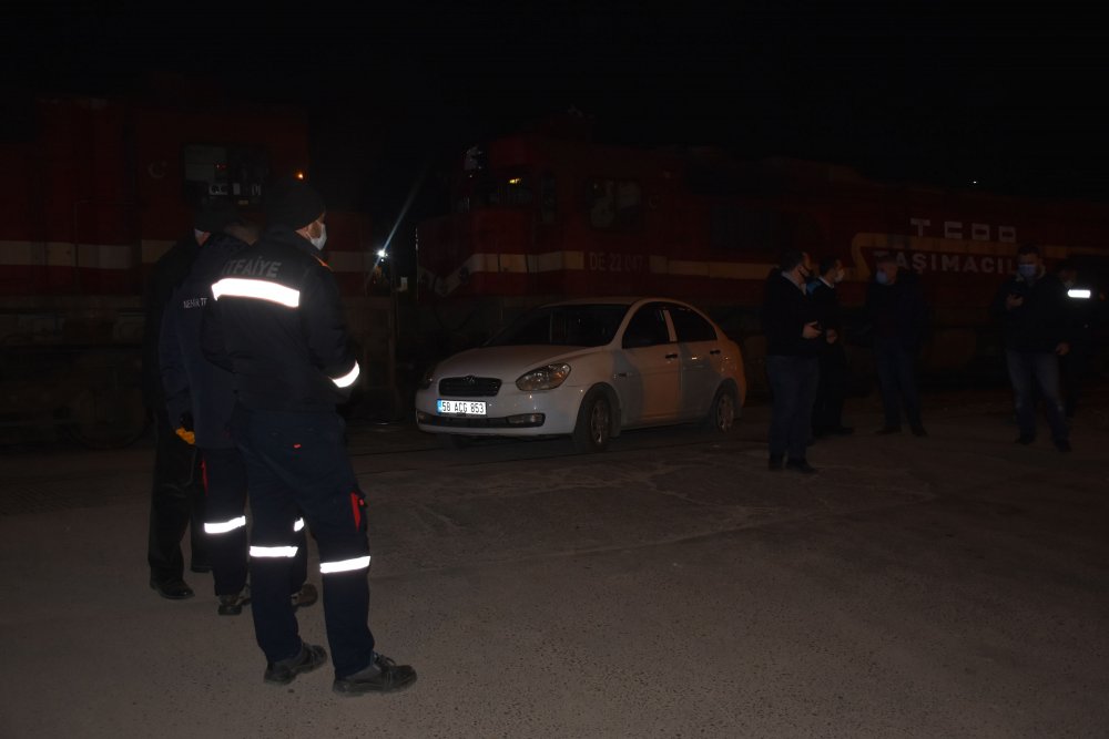 Lokomotif, hemzemin geçitte otomobile çarptı