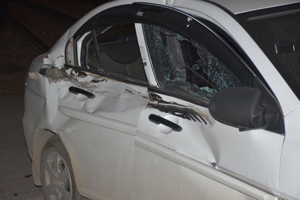 Lokomotif, hemzemin geçitte otomobile çarptı