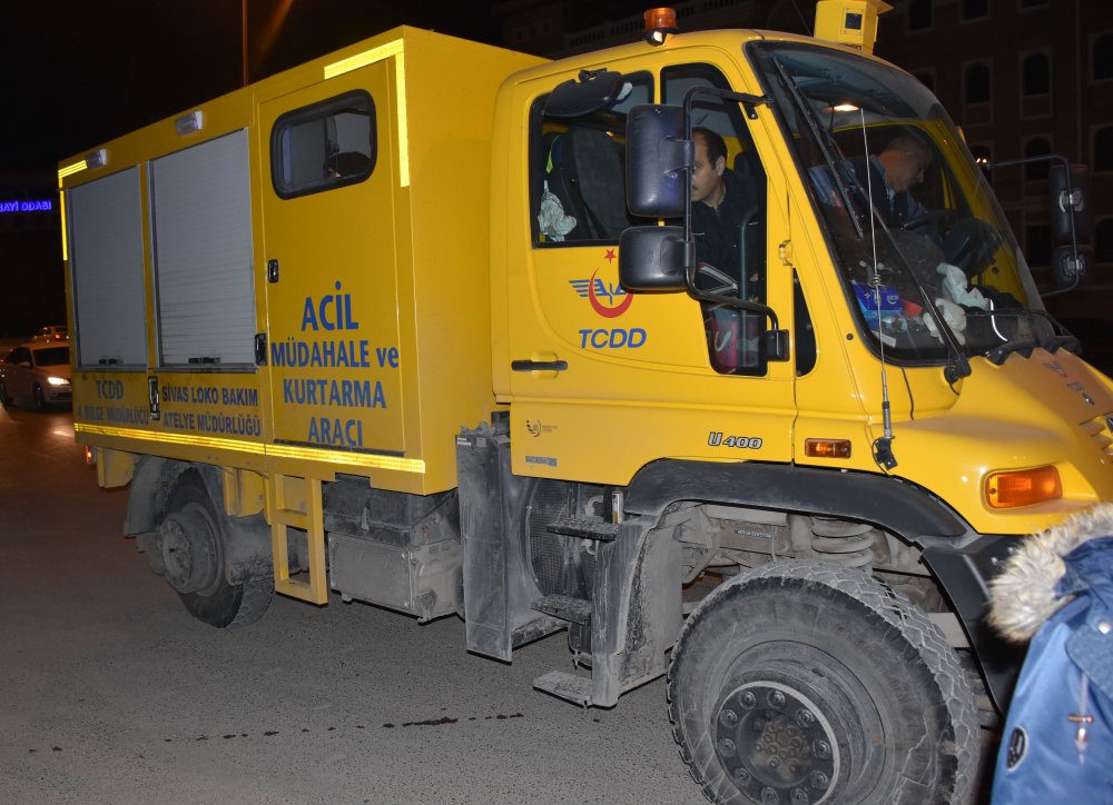 Lokomotif, hemzemin geçitte otomobile çarptı