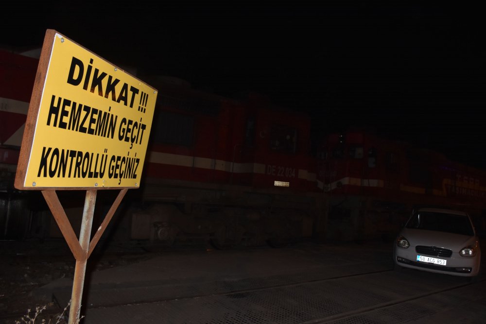 Lokomotif, hemzemin geçitte otomobile çarptı