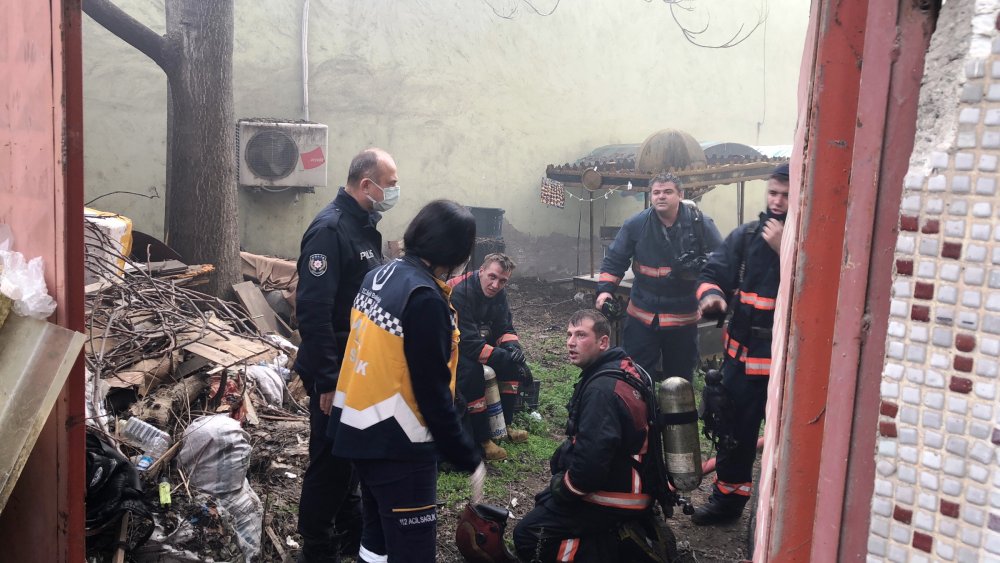 Yangında 2 itfaiyeci dumandan etkilendi, vatandaşlar ayran ikram etti