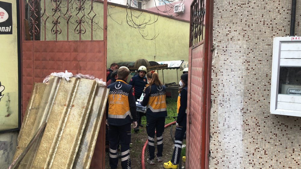 Yangında 2 itfaiyeci dumandan etkilendi, vatandaşlar ayran ikram etti