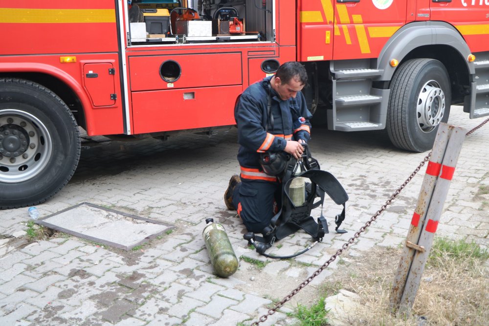 Yangında 2 itfaiyeci dumandan etkilendi, vatandaşlar ayran ikram etti