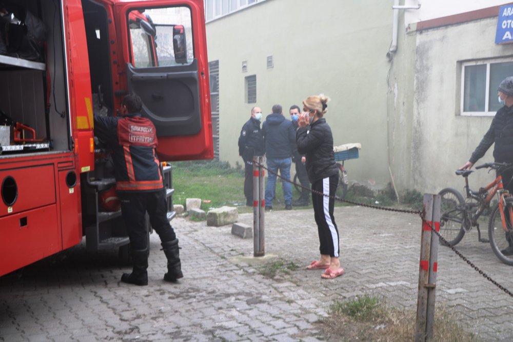 Yangında 2 itfaiyeci dumandan etkilendi, vatandaşlar ayran ikram etti