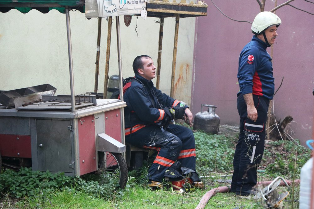 Yangında 2 itfaiyeci dumandan etkilendi, vatandaşlar ayran ikram etti