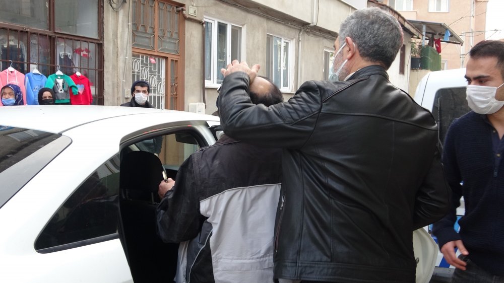 80 yaşındaki baba, tartıştığı oğlunu sokak ortasında bacağından vurdu