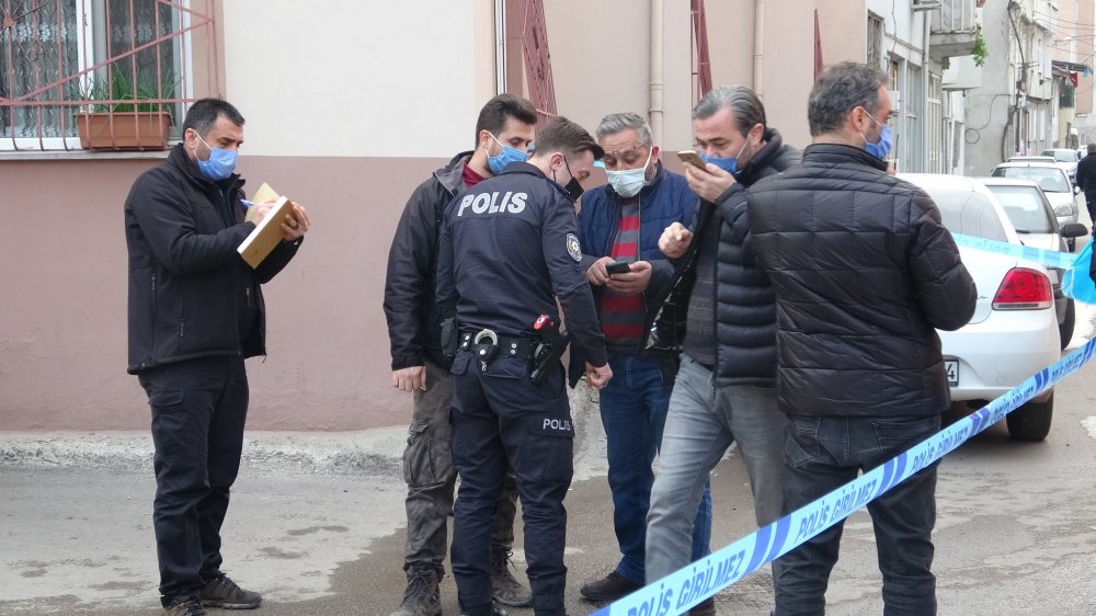 80 yaşındaki baba, tartıştığı oğlunu sokak ortasında bacağından vurdu