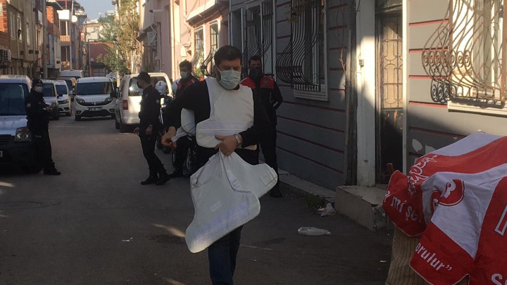 Alacaklılarına pompalı tüfek doğrulttu, komşuları ihbar edince yakalandı