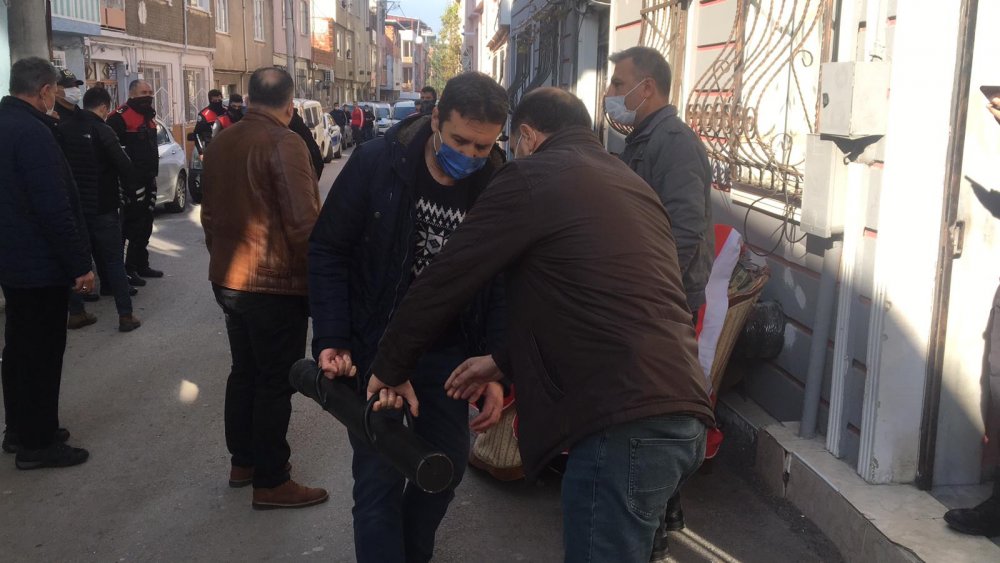 Alacaklılarına pompalı tüfek doğrulttu, komşuları ihbar edince yakalandı