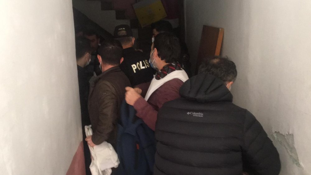 Alacaklılarına pompalı tüfek doğrulttu, komşuları ihbar edince yakalandı