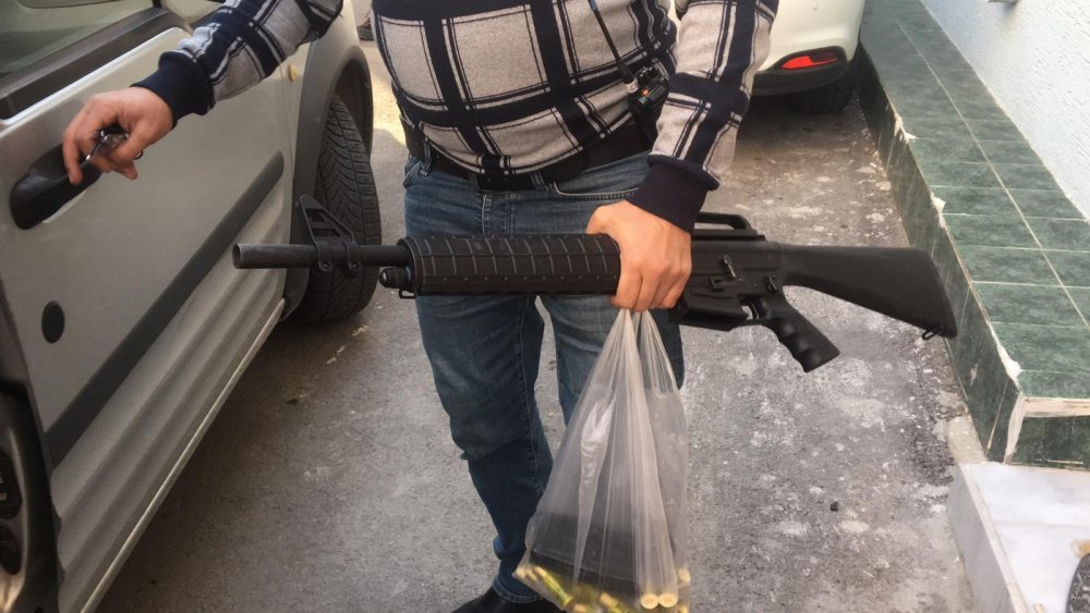 Alacaklılarına pompalı tüfek doğrulttu, komşuları ihbar edince yakalandı