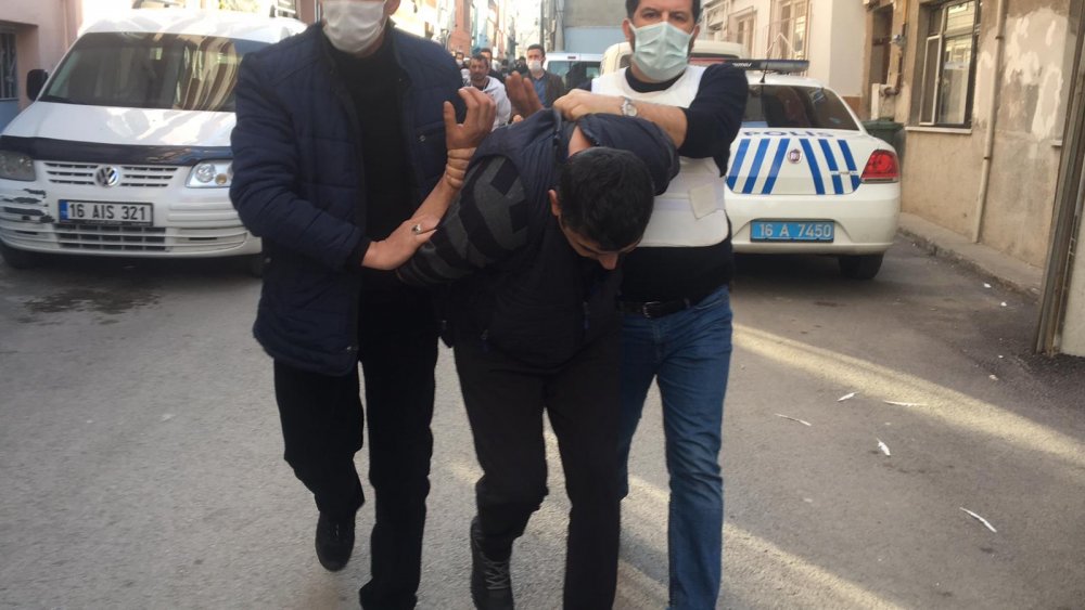 Alacaklılarına pompalı tüfek doğrulttu, komşuları ihbar edince yakalandı