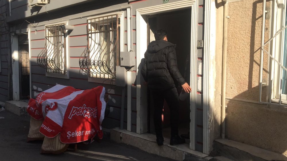 Alacaklılarına pompalı tüfek doğrulttu, komşuları ihbar edince yakalandı