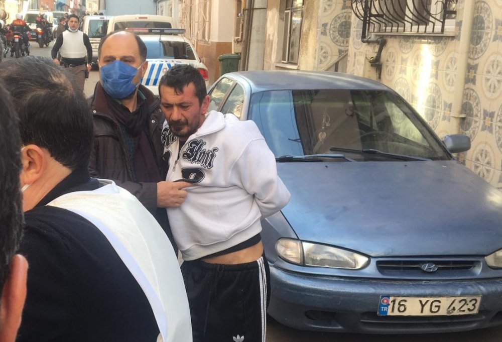Alacaklılarına pompalı tüfek doğrulttu, komşuları ihbar edince yakalandı
