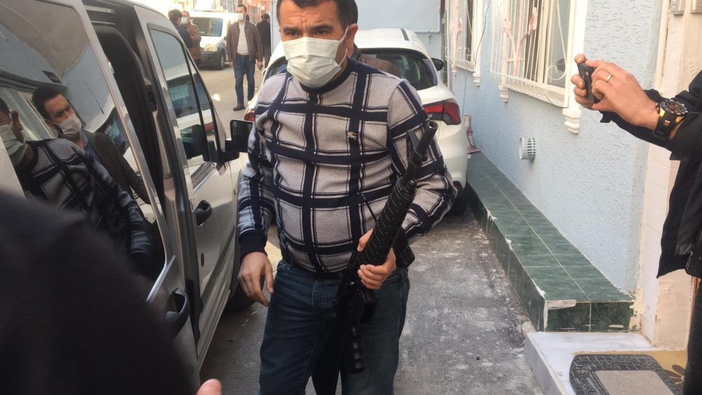 Alacaklılarına pompalı tüfek doğrulttu, komşuları ihbar edince yakalandı