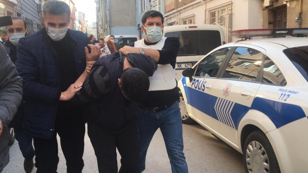Alacaklılarına pompalı tüfek doğrulttu, komşuları ihbar edince yakalandı