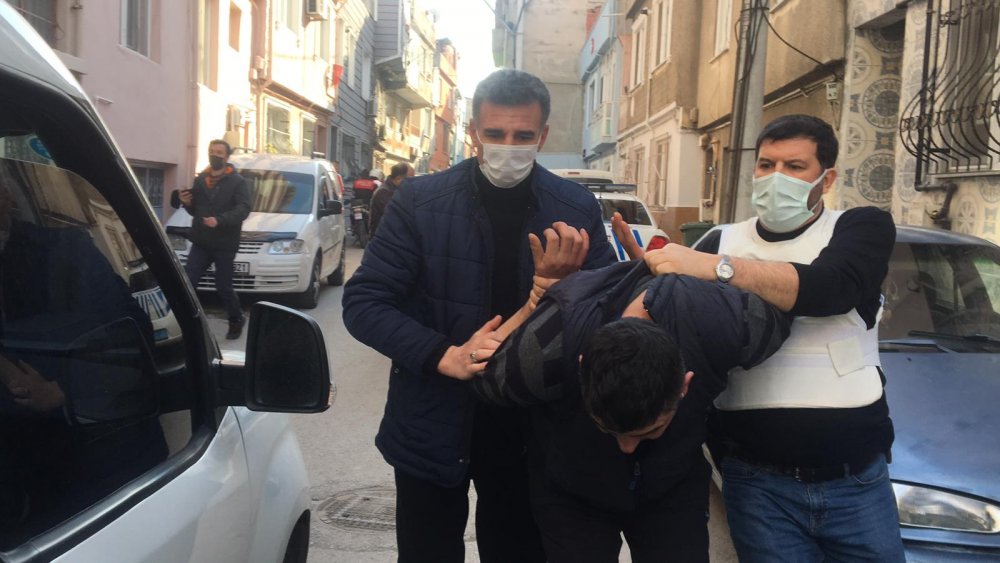 Alacaklılarına pompalı tüfek doğrulttu, komşuları ihbar edince yakalandı