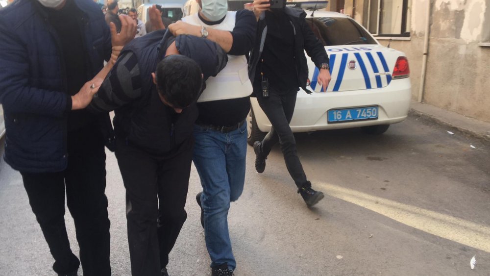 Alacaklılarına pompalı tüfek doğrulttu, komşuları ihbar edince yakalandı