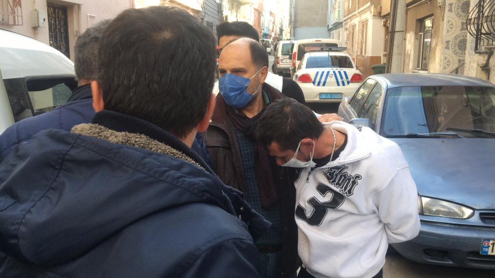 Alacaklılarına pompalı tüfek doğrulttu, komşuları ihbar edince yakalandı