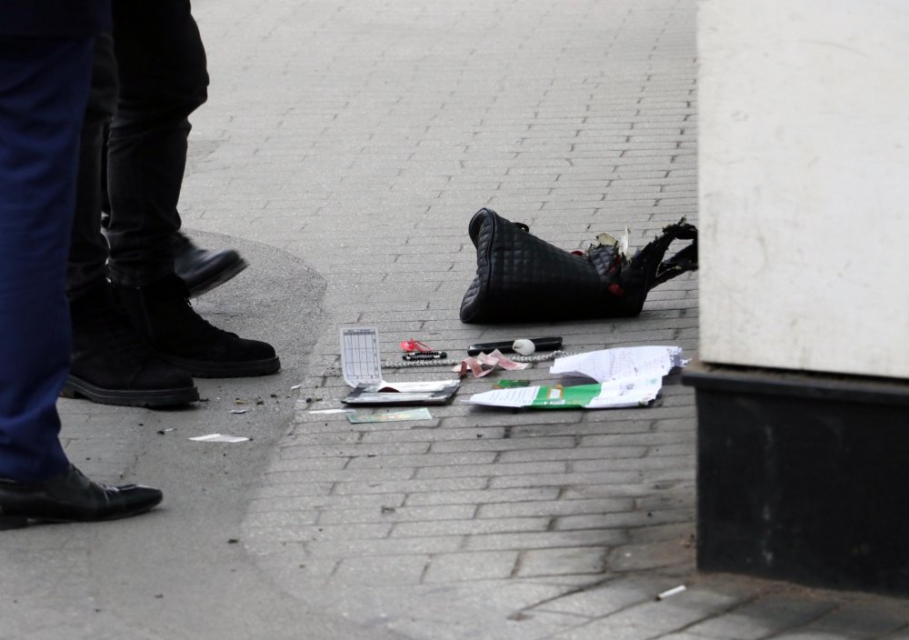 Banka şubesi önündeki şüpheli çanta, fünye ile patlatıldı