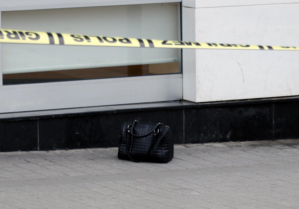 Banka şubesi önündeki şüpheli çanta, fünye ile patlatıldı