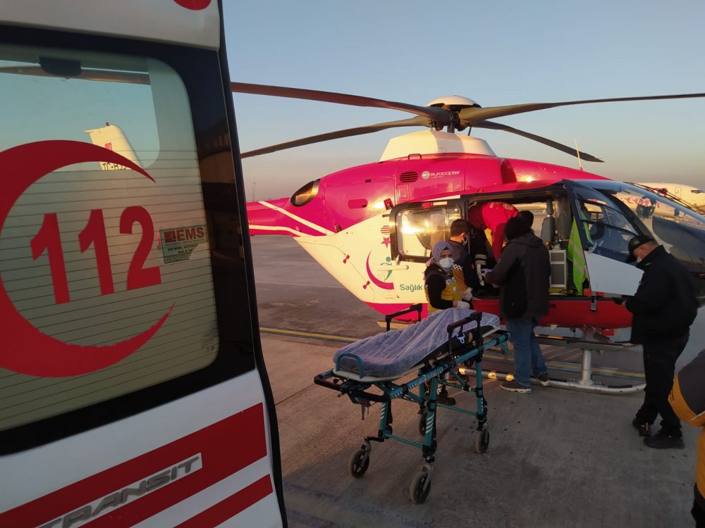Başkale ve Bahçesaray'da durumları ağır olan 3 hasta, ambulans helikopterle Van'a getirildi