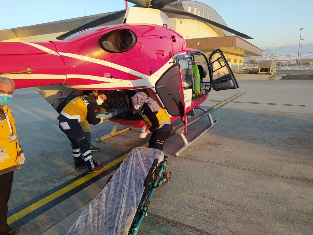 Başkale ve Bahçesaray'da durumları ağır olan 3 hasta, ambulans helikopterle Van'a getirildi