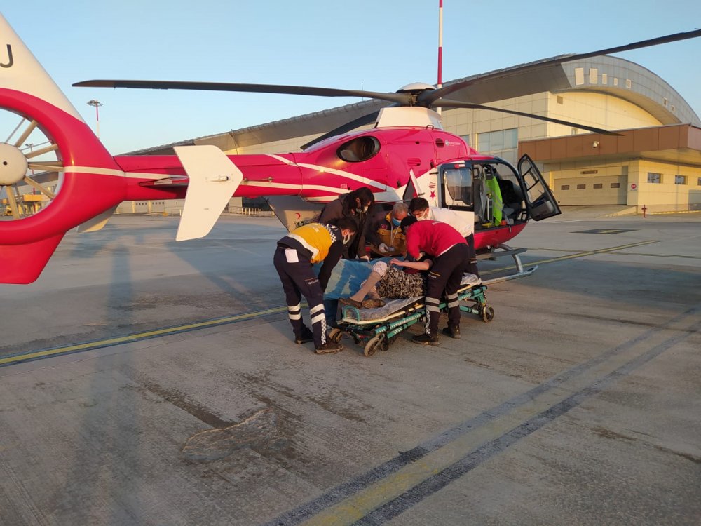 Başkale ve Bahçesaray'da durumları ağır olan 3 hasta, ambulans helikopterle Van'a getirildi