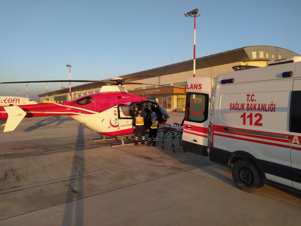 Başkale ve Bahçesaray'da durumları ağır olan 3 hasta, ambulans helikopterle Van'a getirildi