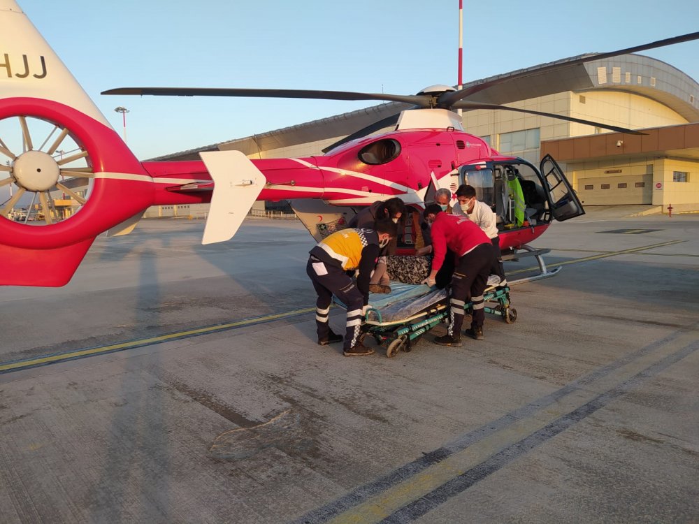 Başkale ve Bahçesaray'da durumları ağır olan 3 hasta, ambulans helikopterle Van'a getirildi