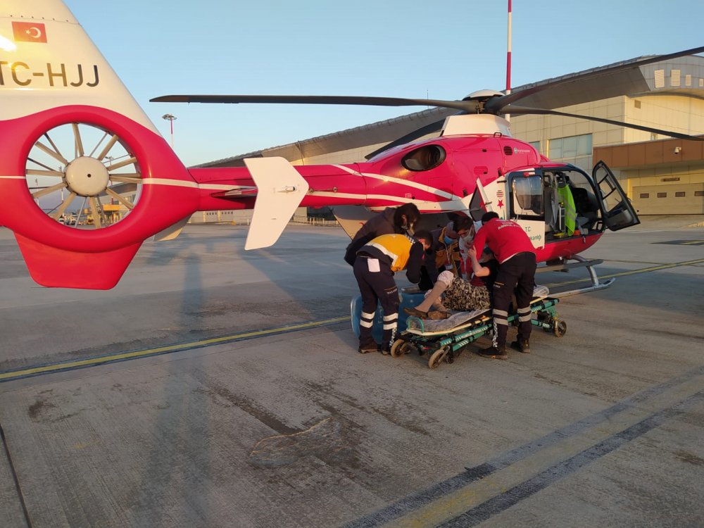 Başkale ve Bahçesaray'da durumları ağır olan 3 hasta, ambulans helikopterle Van'a getirildi