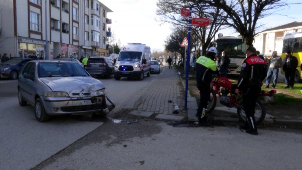 Edirne’de otomobille motosikletin çarpıştığı kaza kamera GÖRÜNTÜLERİNE ULAŞILDI