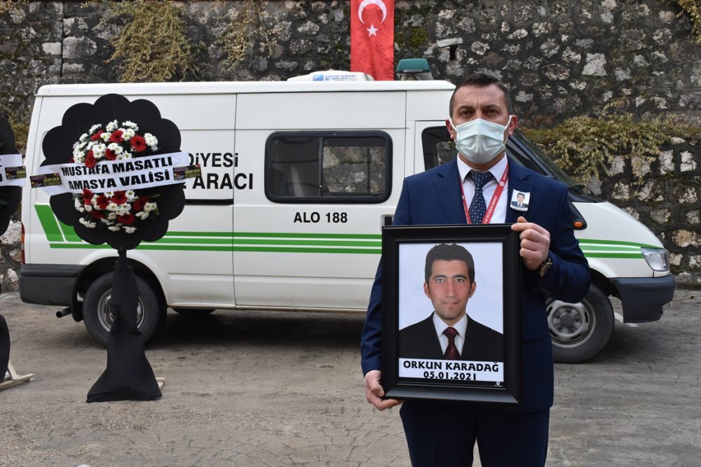 Koranavirüse yenik düşen klinik destek görevlisi gözyaşları ile uğurlandı