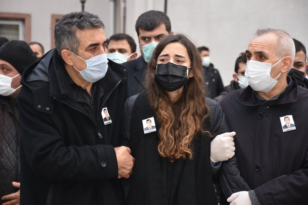 Koranavirüse yenik düşen klinik destek görevlisi gözyaşları ile uğurlandı