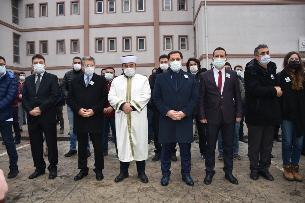 Koranavirüse yenik düşen klinik destek görevlisi gözyaşları ile uğurlandı