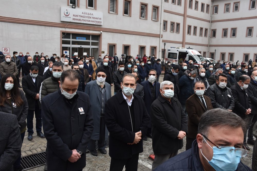 Koranavirüse yenik düşen klinik destek görevlisi gözyaşları ile uğurlandı