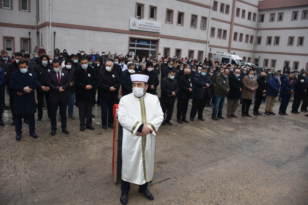 Koranavirüse yenik düşen klinik destek görevlisi gözyaşları ile uğurlandı