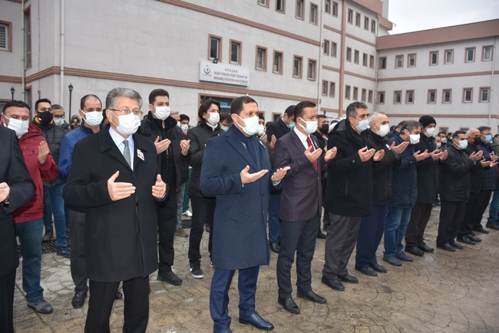 Koranavirüse yenik düşen klinik destek görevlisi gözyaşları ile uğurlandı