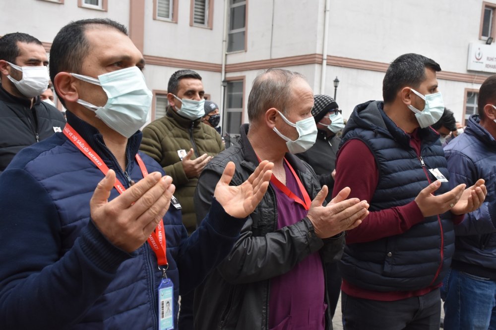 Koranavirüse yenik düşen klinik destek görevlisi gözyaşları ile uğurlandı