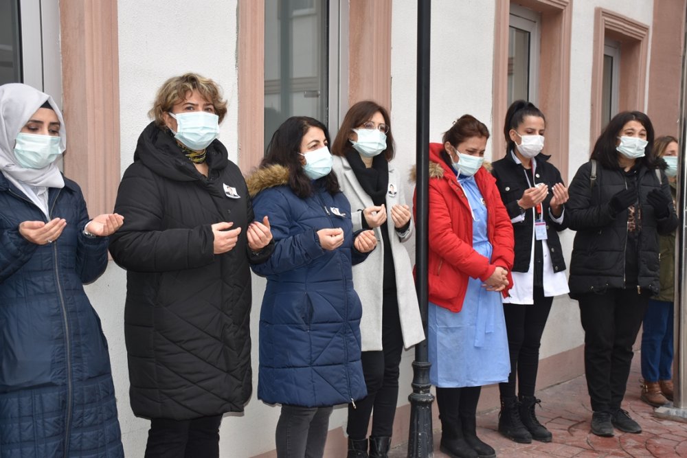 Koranavirüse yenik düşen klinik destek görevlisi gözyaşları ile uğurlandı