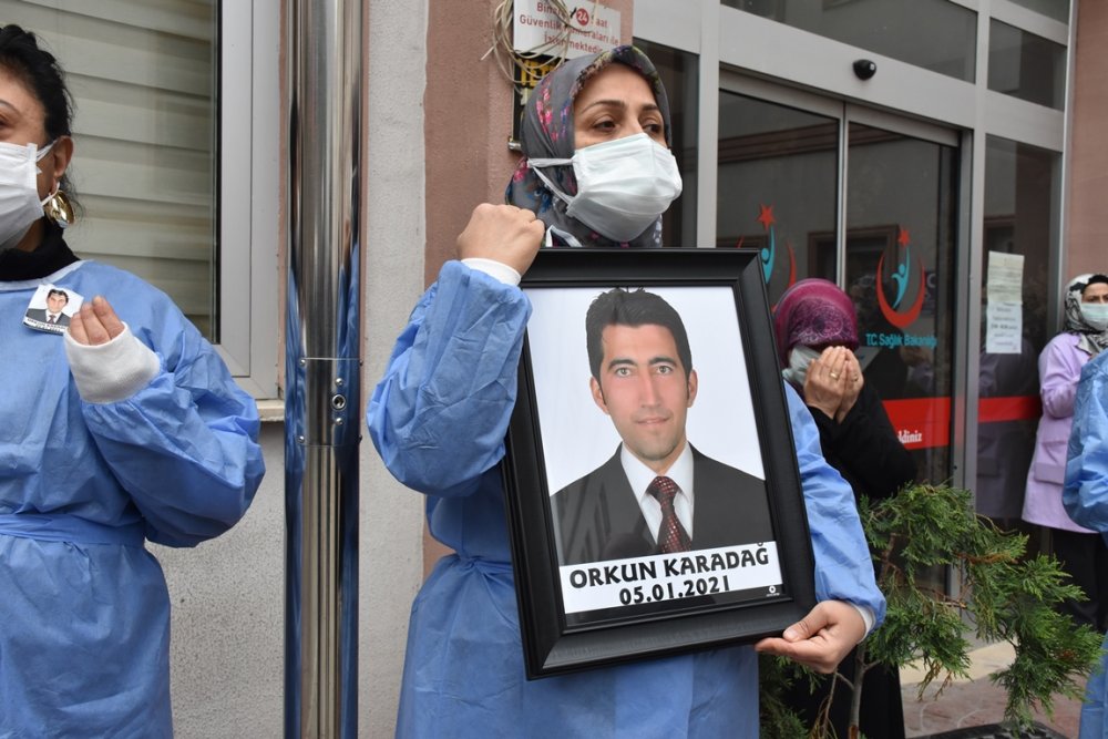 Koranavirüse yenik düşen klinik destek görevlisi gözyaşları ile uğurlandı