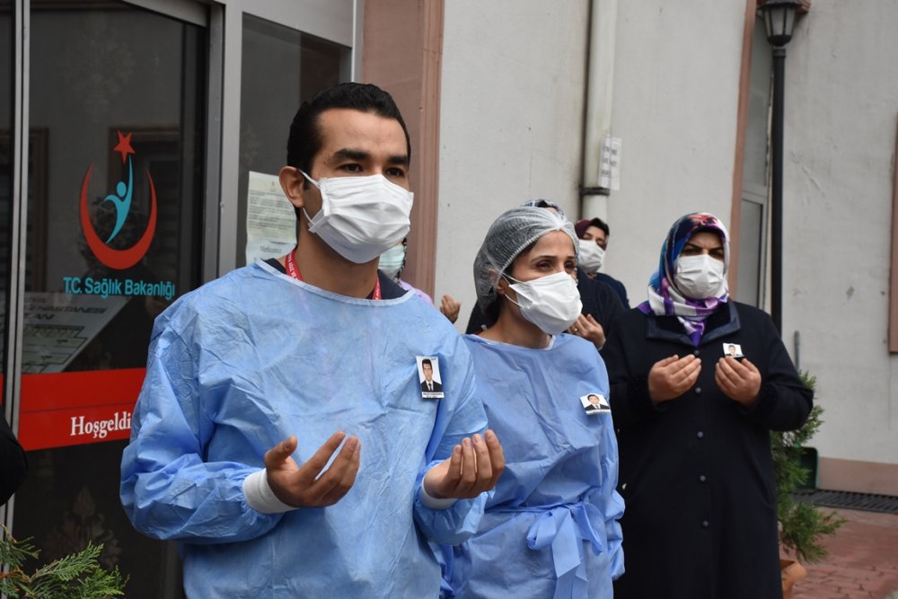 Koranavirüse yenik düşen klinik destek görevlisi gözyaşları ile uğurlandı