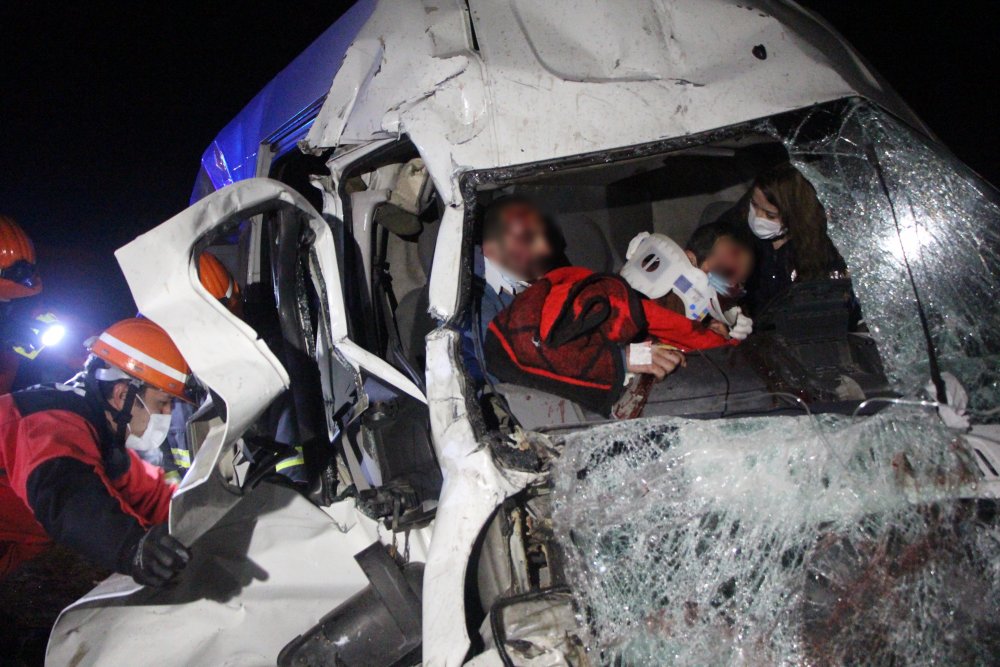 Minibüs, kontrolden çıkan TIR'a çarptı: 6 yaralı