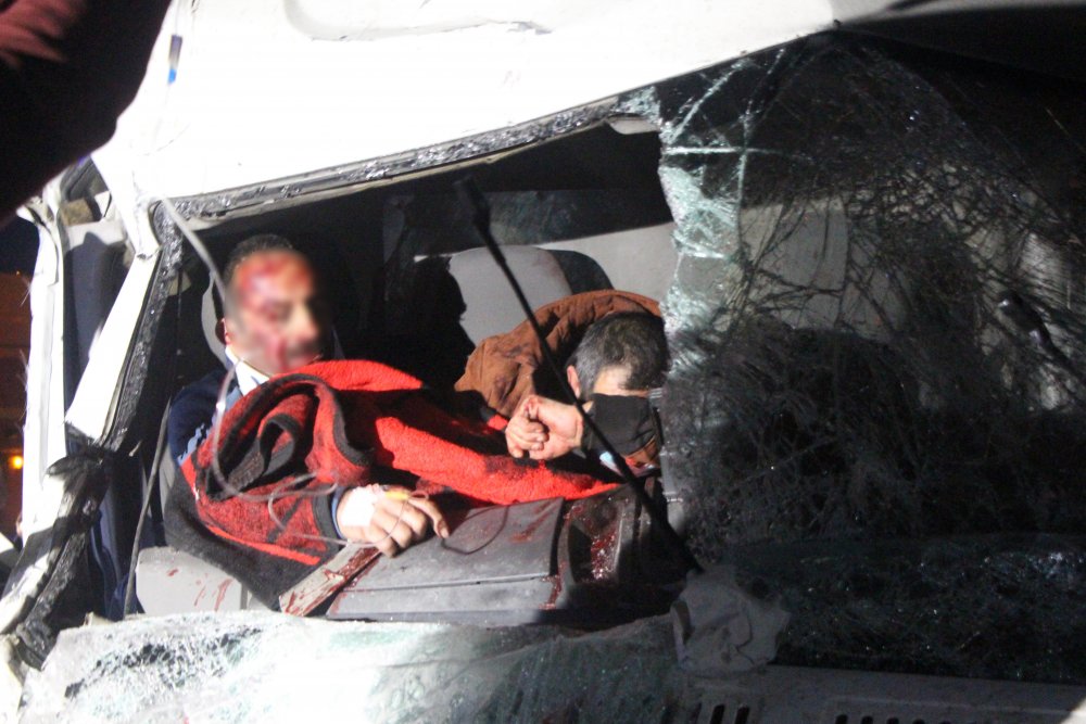 Minibüs, kontrolden çıkan TIR'a çarptı: 6 yaralı