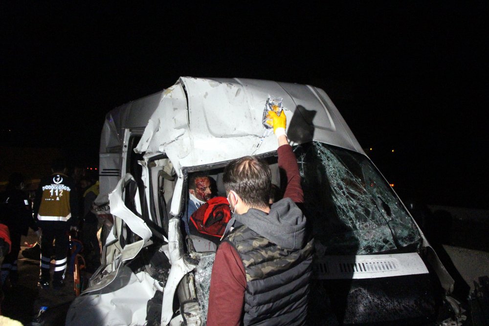 Minibüs, kontrolden çıkan TIR'a çarptı: 6 yaralı