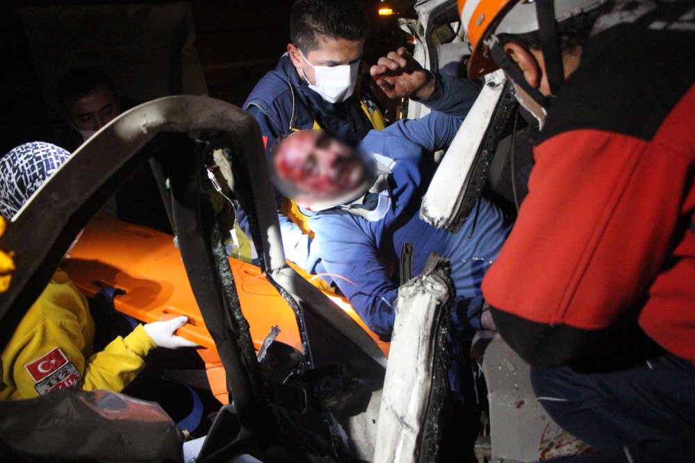 Minibüs, kontrolden çıkan TIR'a çarptı: 6 yaralı